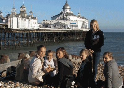 Klassenfahrt nach Brighton: Schüler am Strand