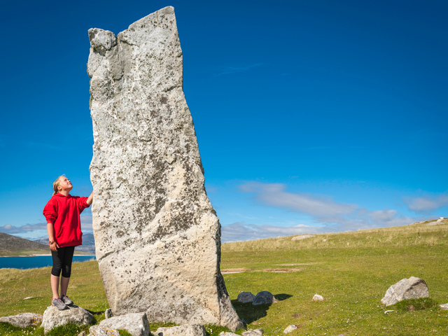 Schulfahrt England: Ausflug nach Stonehenge (Mädchen mit Stein) Schulfahrt England: Ausflug nach Stonehenge (Mädchen mit Stein)