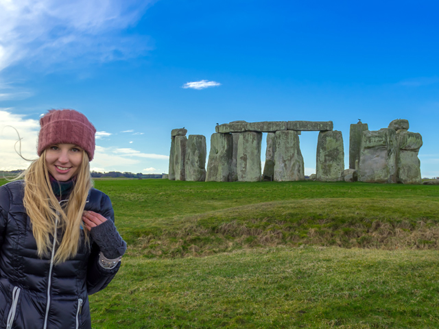 Schulfahrt England: Ausflug nach Stonehenge (Mädchen vor den Steinen) Schulfahrt England: Ausflug nach Stonehenge (Mädchen vor den Steinen)
