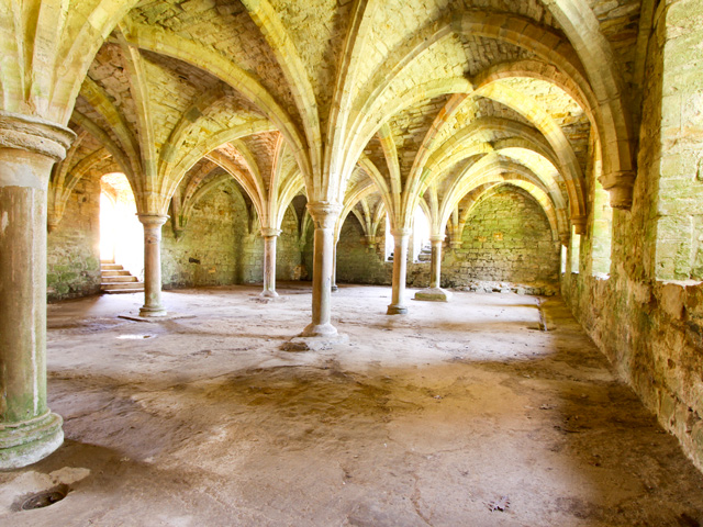 Schulfahrt England: Battle Abbey (Säulenhalle)